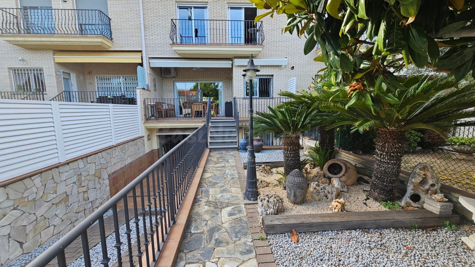 CASA DE 3 PLANTAS CON TERRAZA Y GARAJE A LA VENTA EN POBLE N - foto 3
