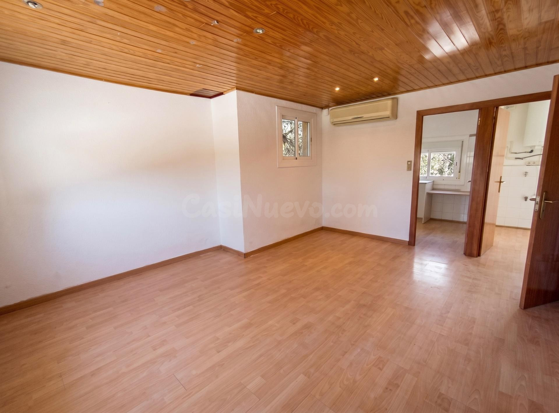 ¡OPORTUNIDAD! CASA ADOSADA A LA VENTA EN LES MASIES DE VOLTR - foto 2