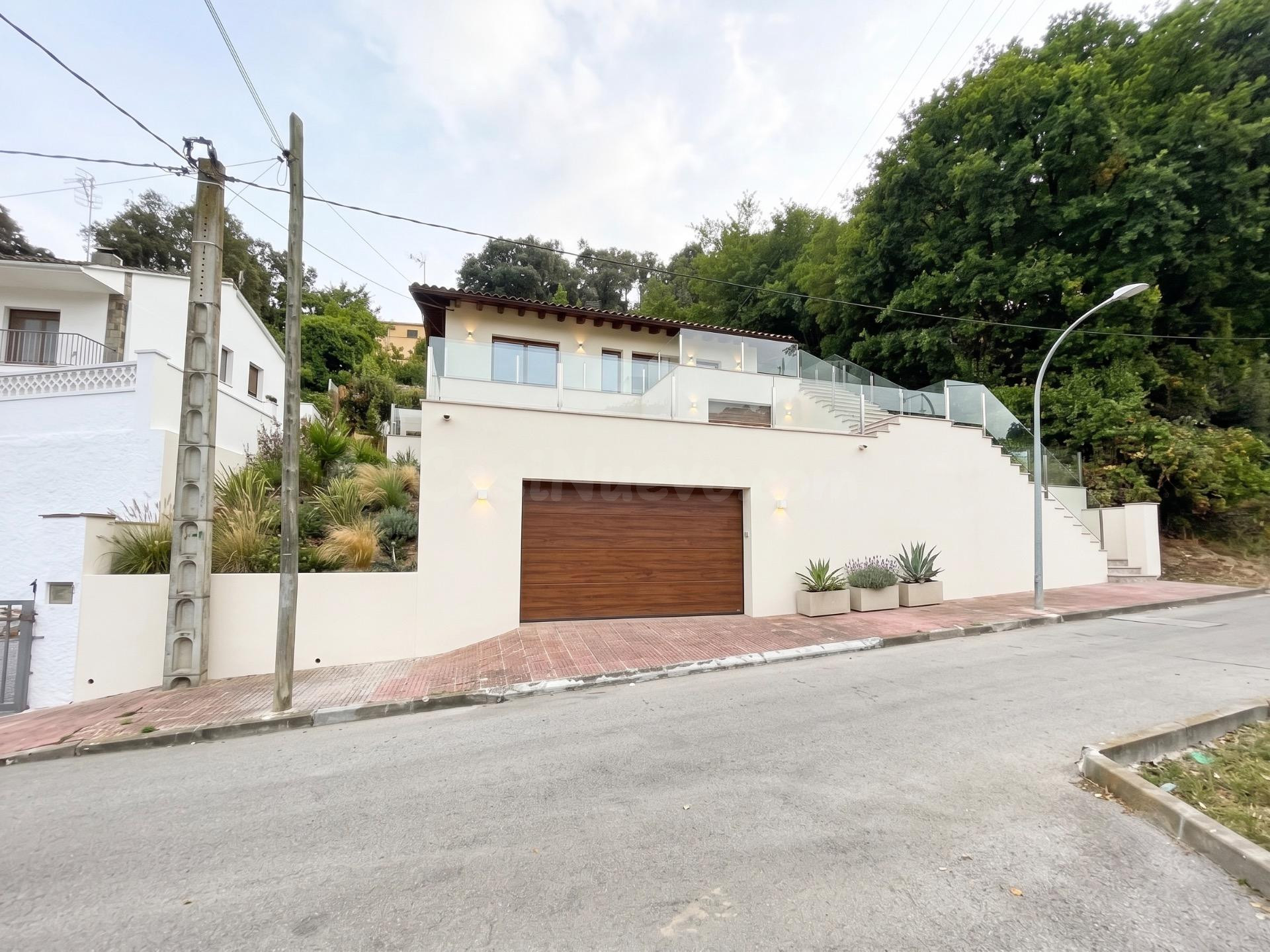 CHALET EXCLUSIVO CON JARDÍN Y GARAJE A LA VENTA EN SANTA MAR