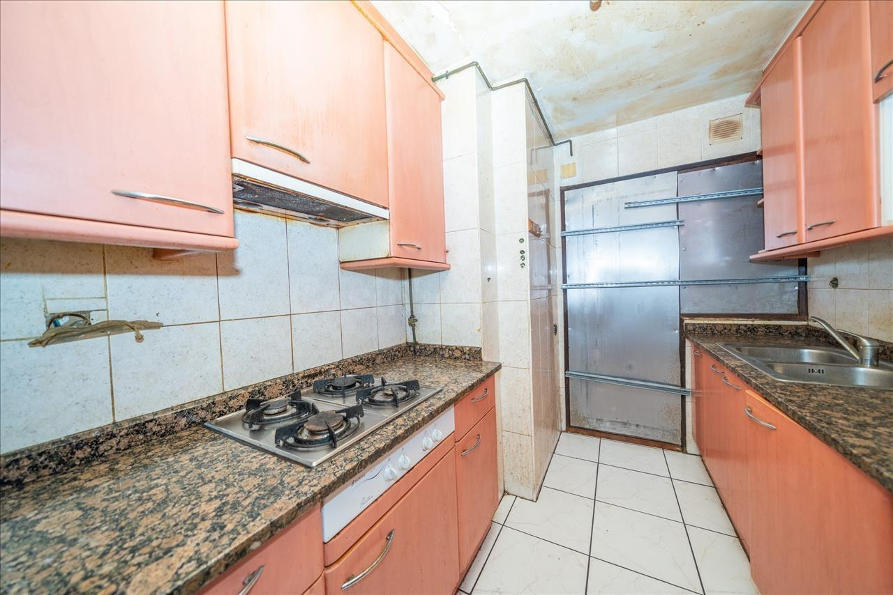 AMPLIO PISO PARA REFORMAR A LA VENTA EN PALAFRUGELL - foto 4