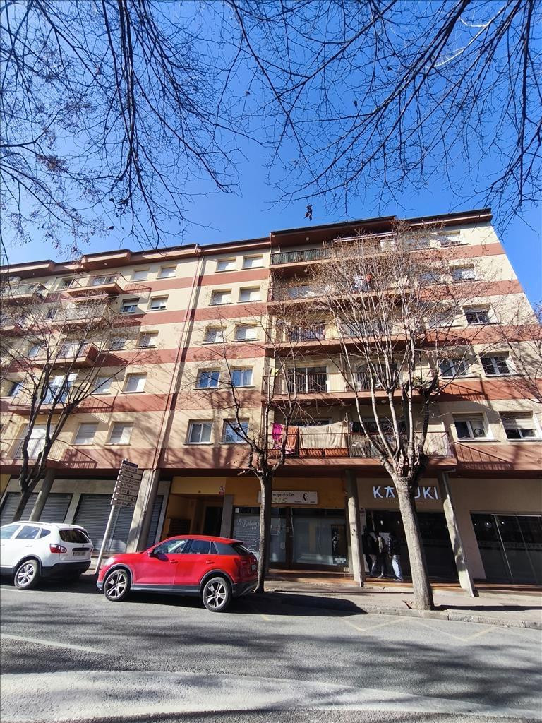 ATENCIÓN INVERSORES, PISO OCUPADO A LA VENTA EN OLOT (GIRONA - foto 2