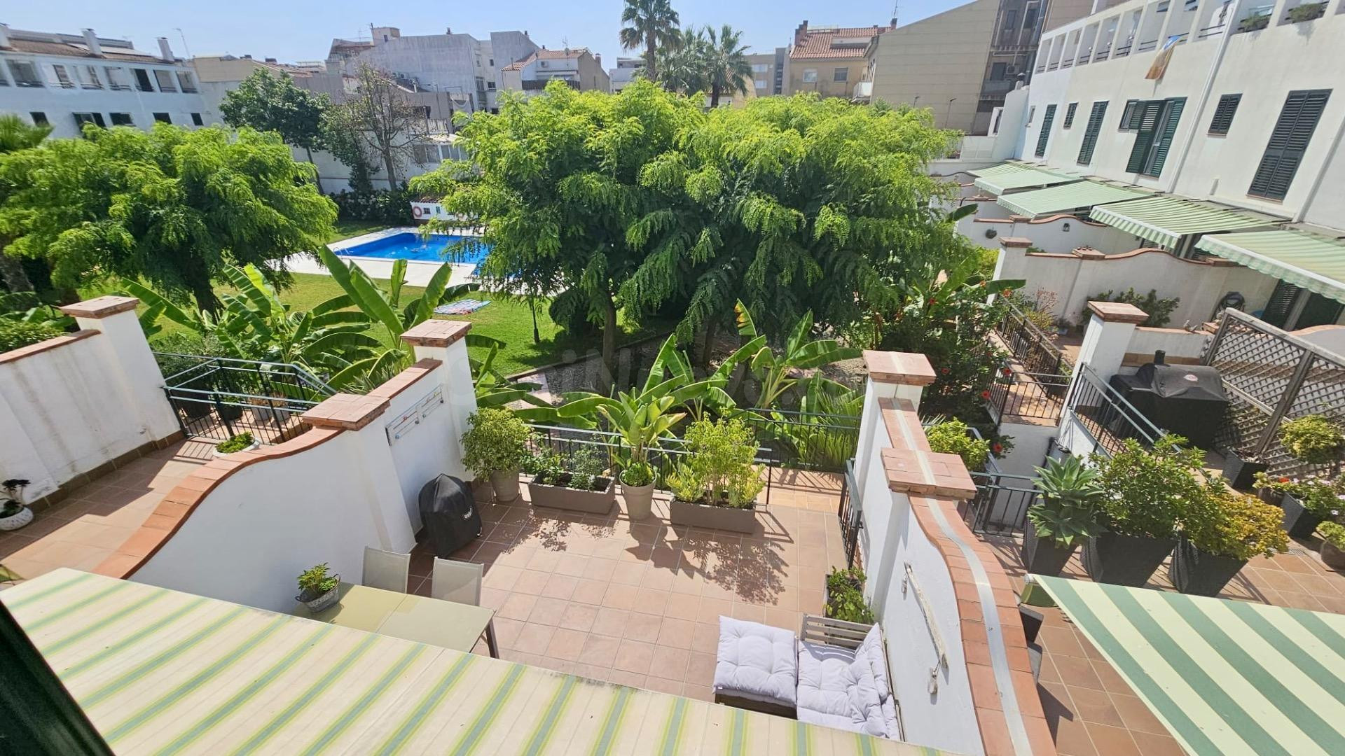 CASA EN EL CENTRO DE CALELLA CON ESPECTACULAR ZONA COMUNITAR - foto 2