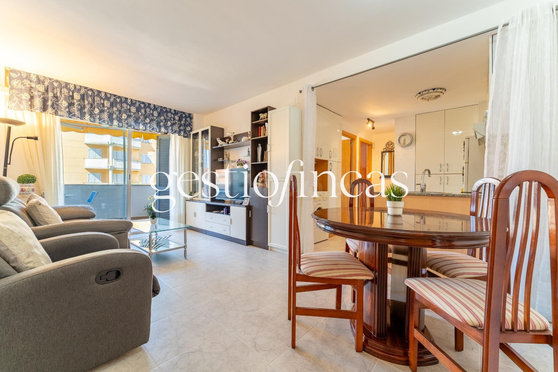 Bonito apartamento con terraza y piscina en zona Regueral, a