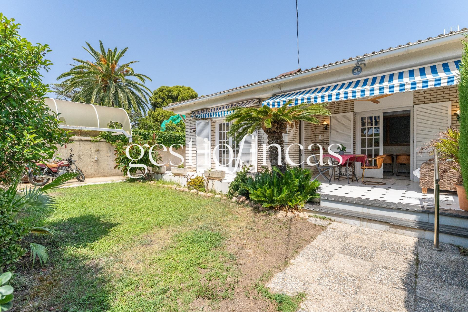 Casa adosada con gran jardín y gran potencial en Vilafortuny