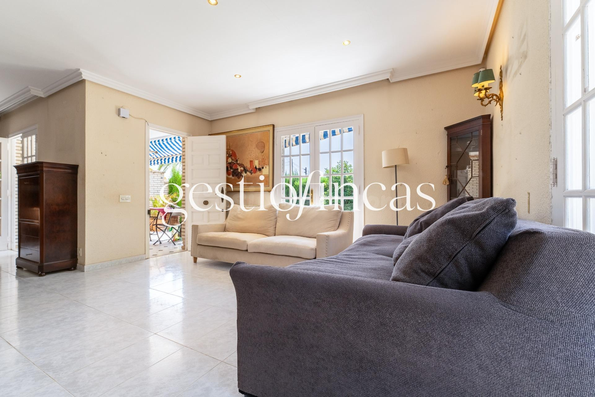 Casa adosada con gran jardín y gran potencial en Vilafortuny - foto 2
