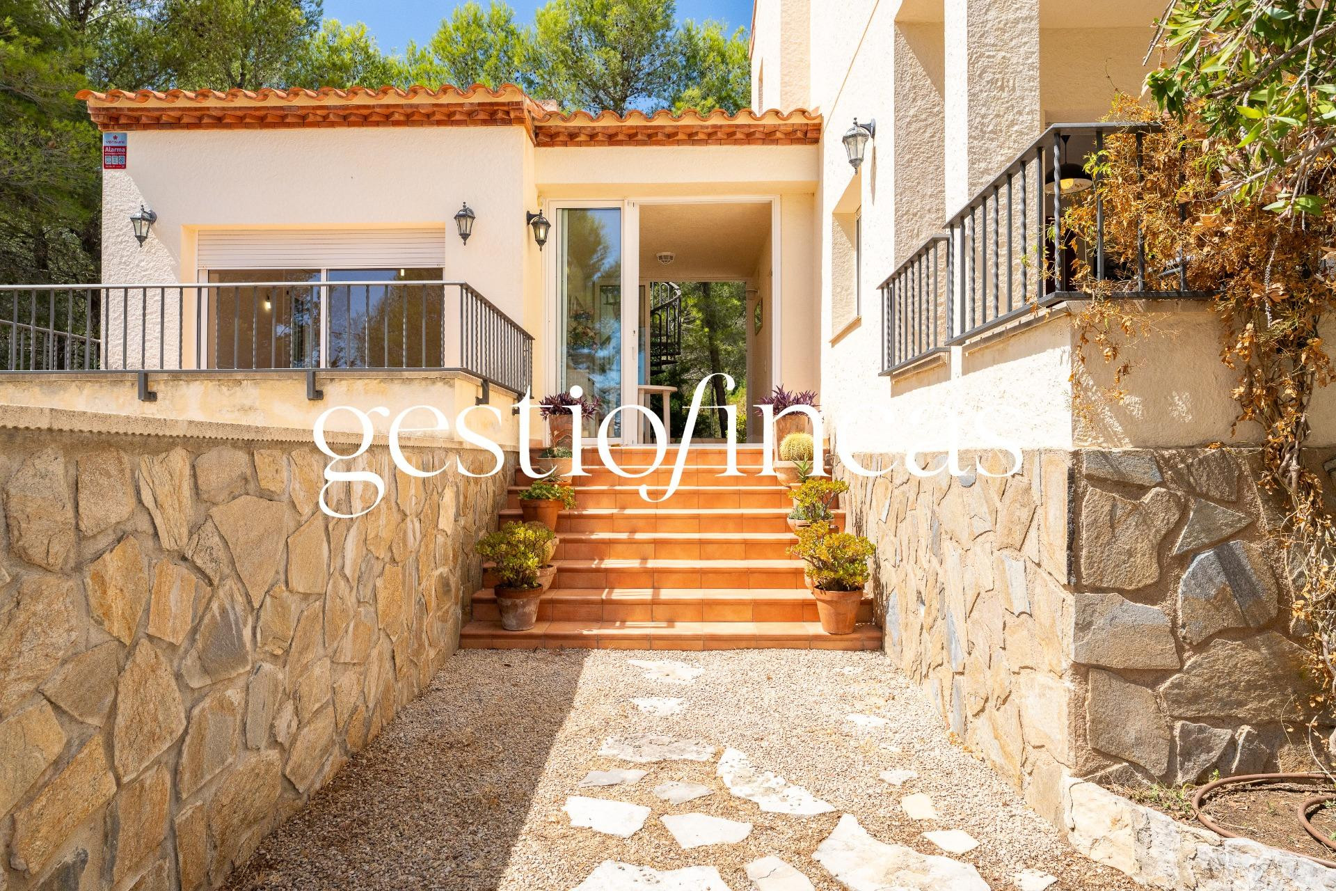 Exclusivo chalet independiente con impresionantes vistas al  - foto 3