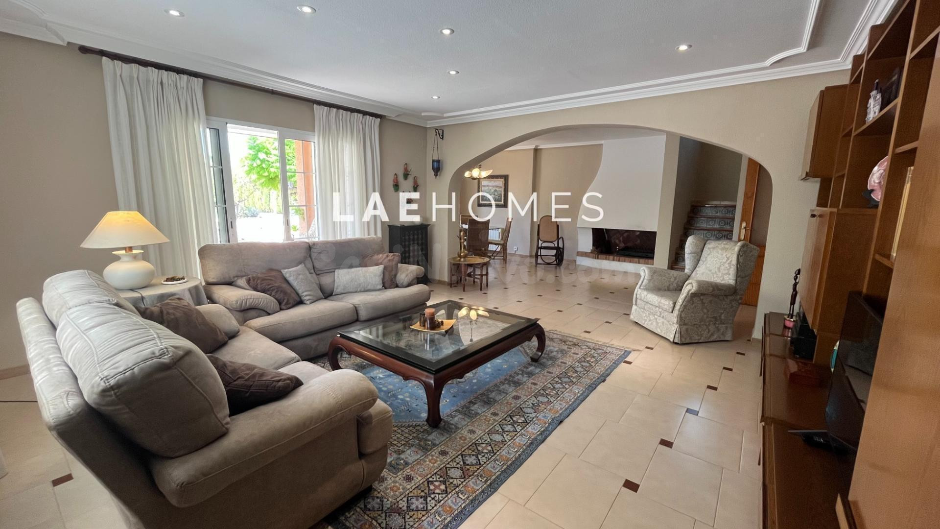 Chalet en venta con piscina en Mutxamel - foto 3