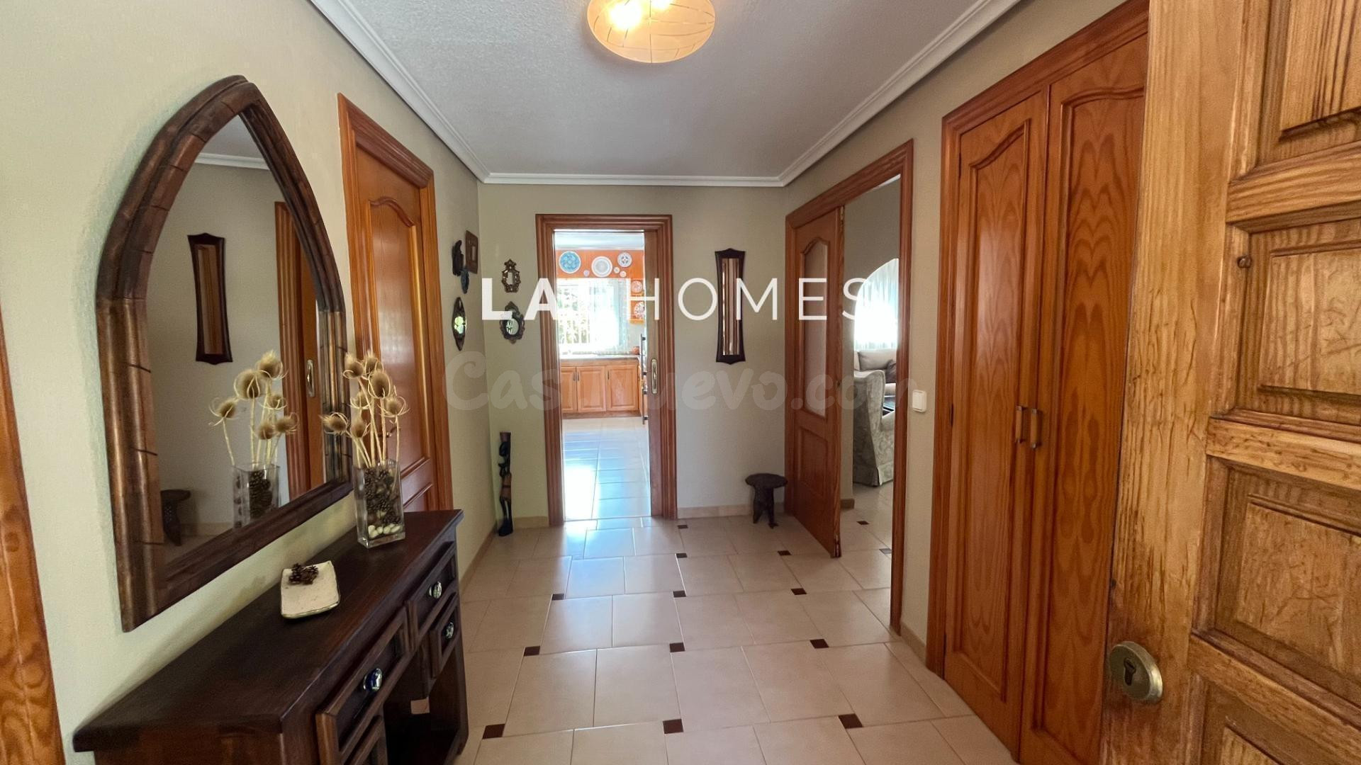 Chalet en venta con piscina en Mutxamel - foto 5