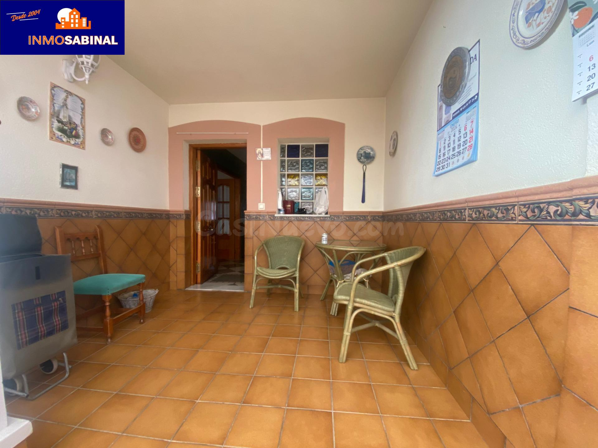 GRAN TRIPLEX DE 4 DORMITORIOS, 3 BAÑOS, AMPLIO GARAJE, PORCH - foto 2