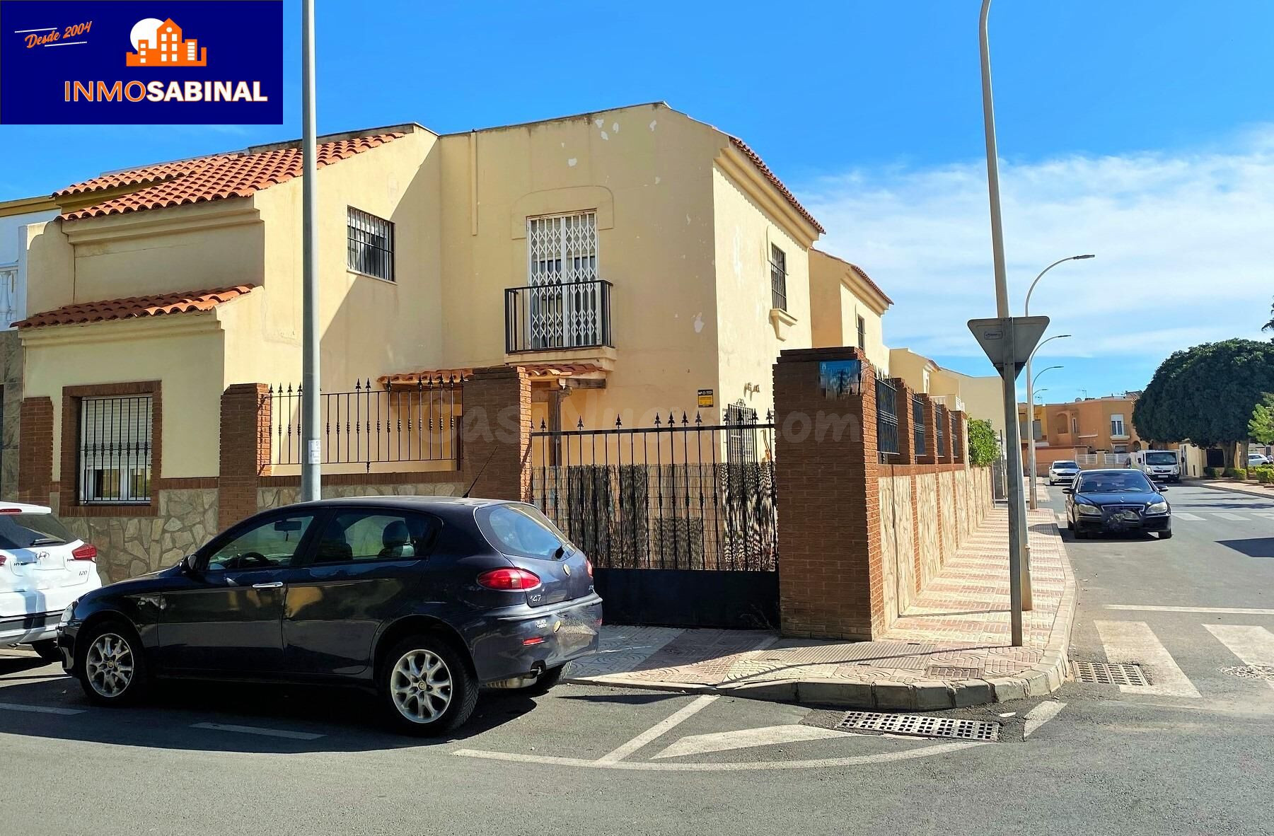 Amplio CHALET-Adosado en Roquetas de Mar, Ideal para Reforma - foto 2