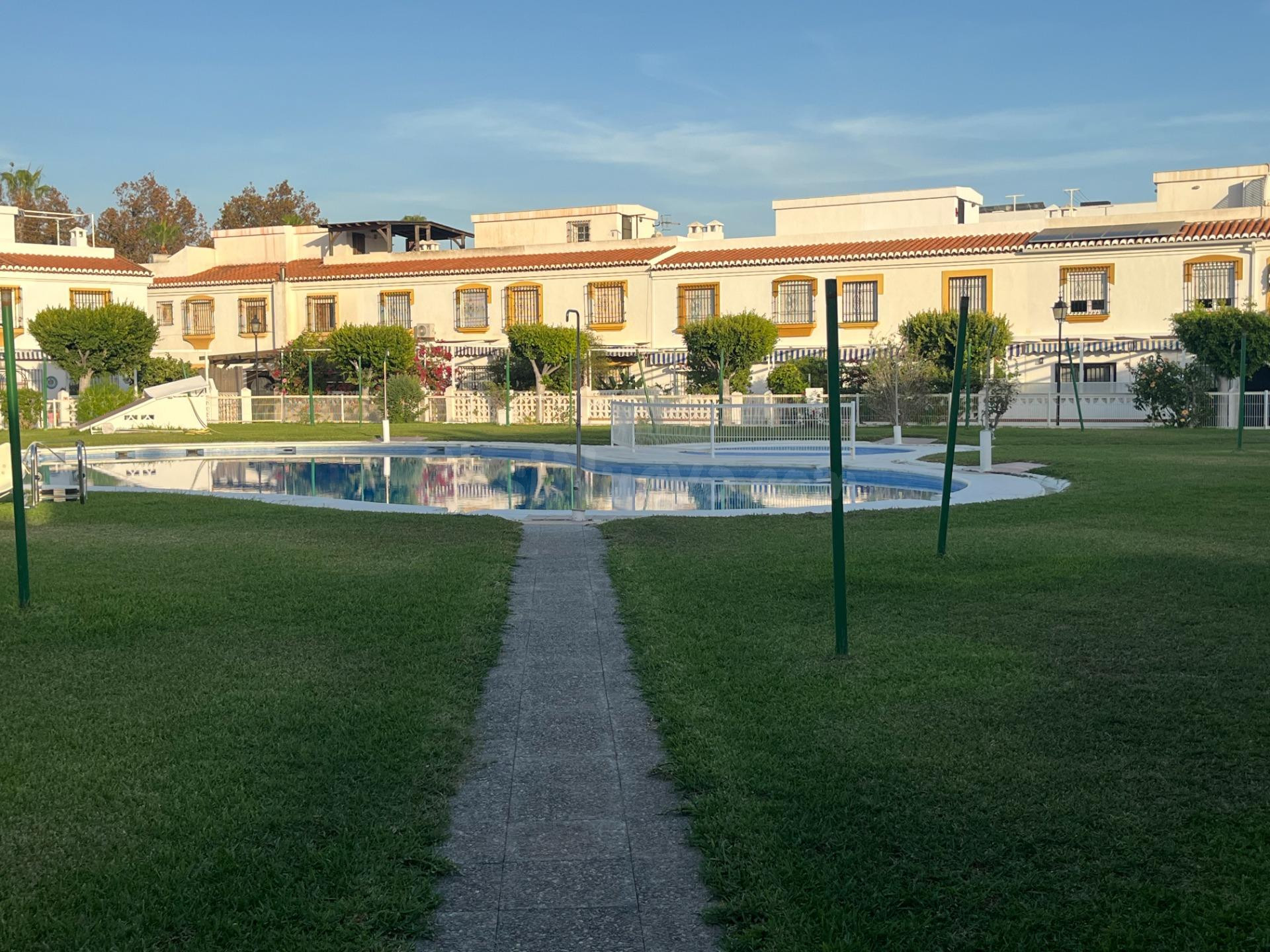 CHALET ADOSADO EN SALOBREÑA PLAYA, URB. PRIVADA CON PISCINA 