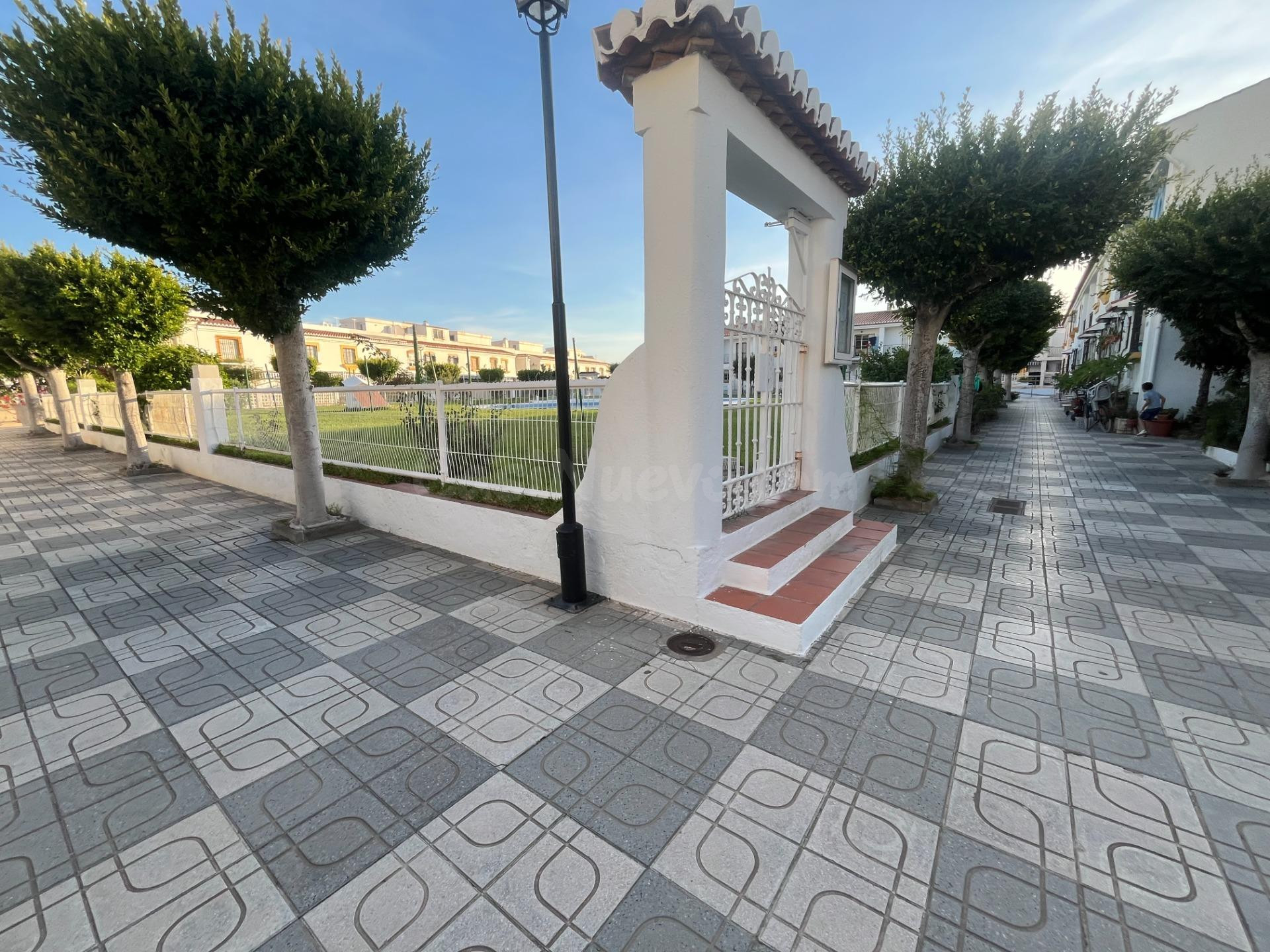 CHALET ADOSADO EN SALOBREÑA PLAYA, URB. PRIVADA CON PISCINA  - foto 2