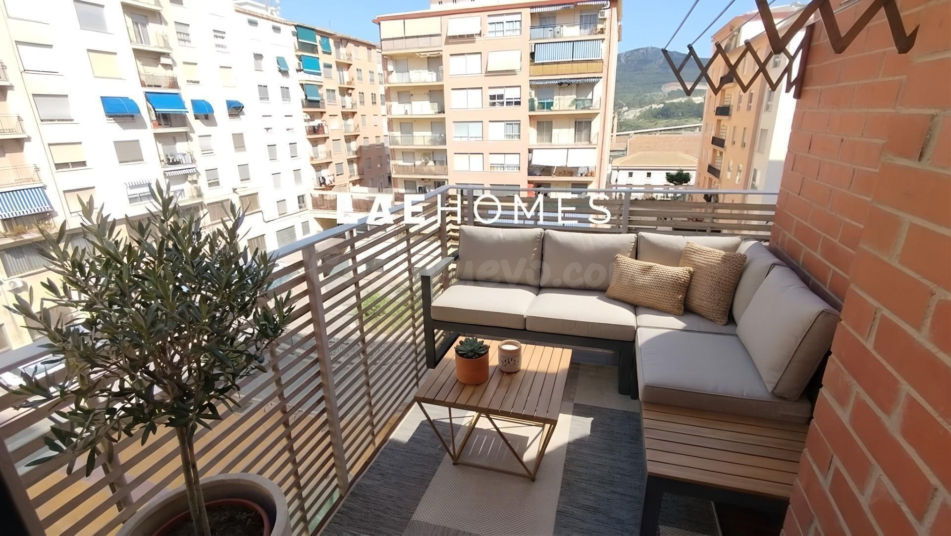 Amplia vivienda en venta en Alcoy con terraza - foto 4