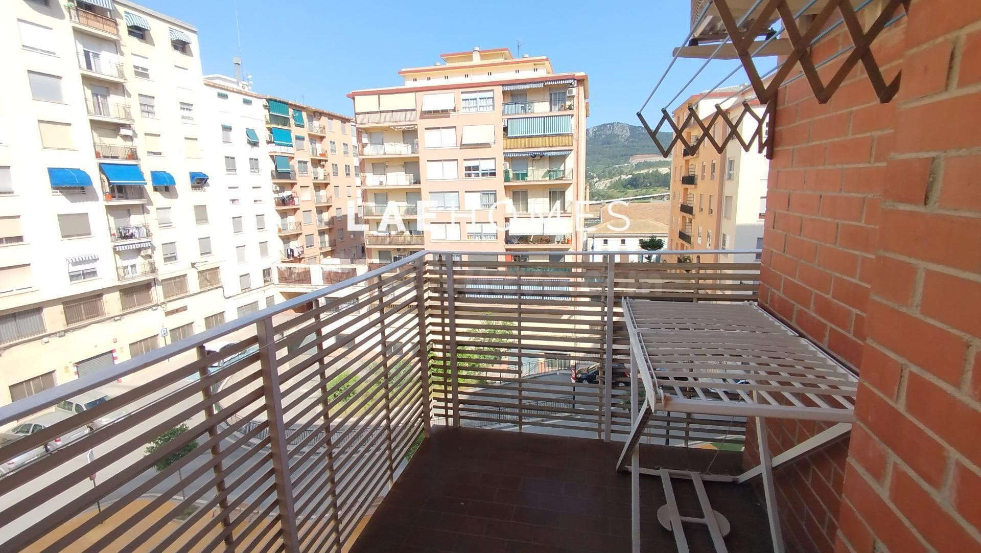 Amplia vivienda en venta en Alcoy con terraza - foto 5