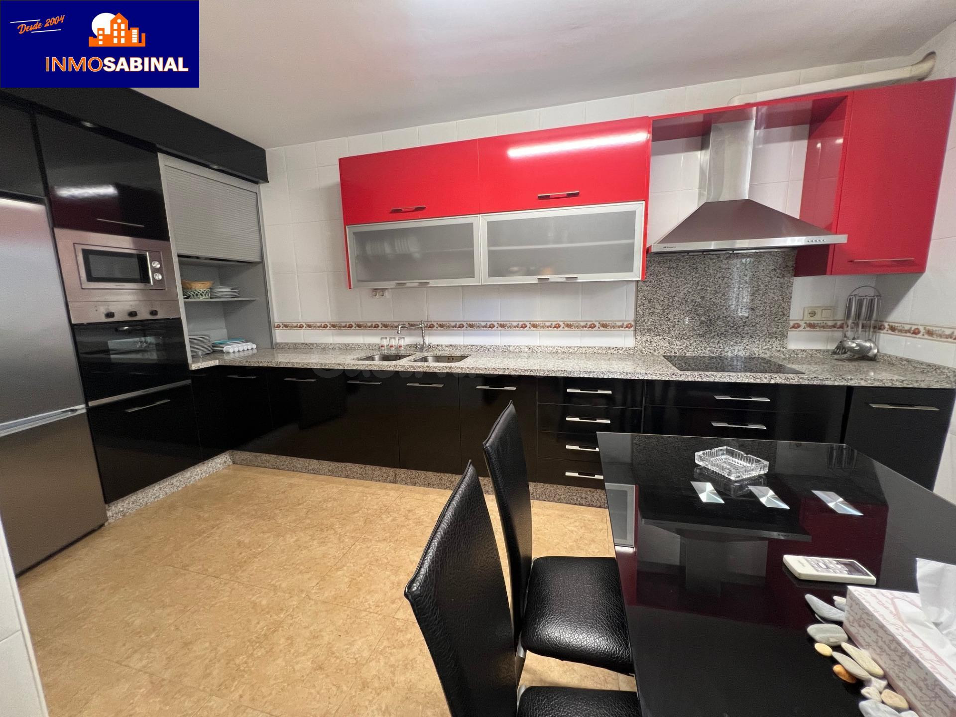 Amplio Adosado en Roquetas de Mar con Terraza y Excelentes Servicios