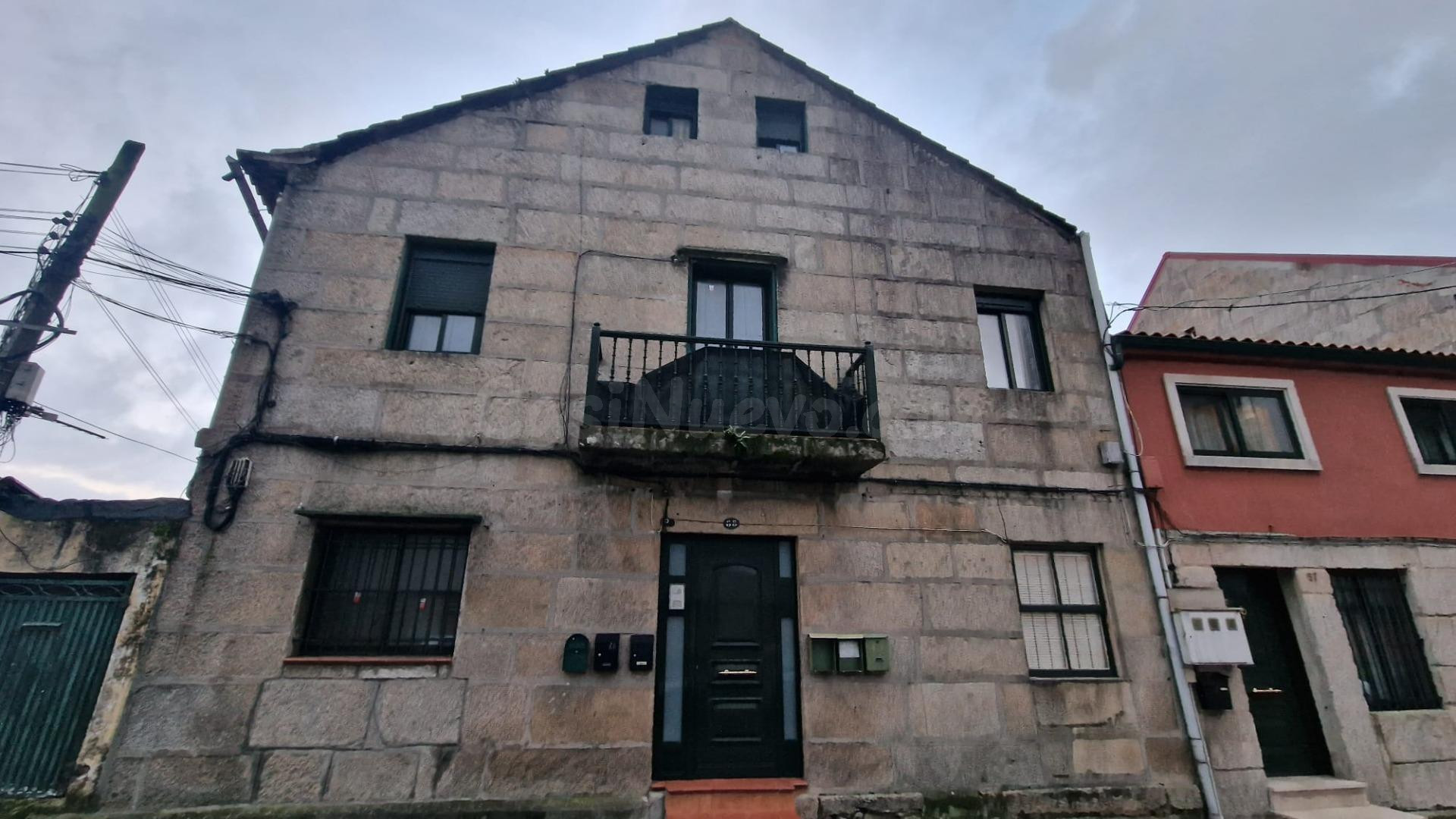 Venta de 6 Pisos + 2 Casas en Calle Esturans Vigo (Pontevedra) OKUPADOS