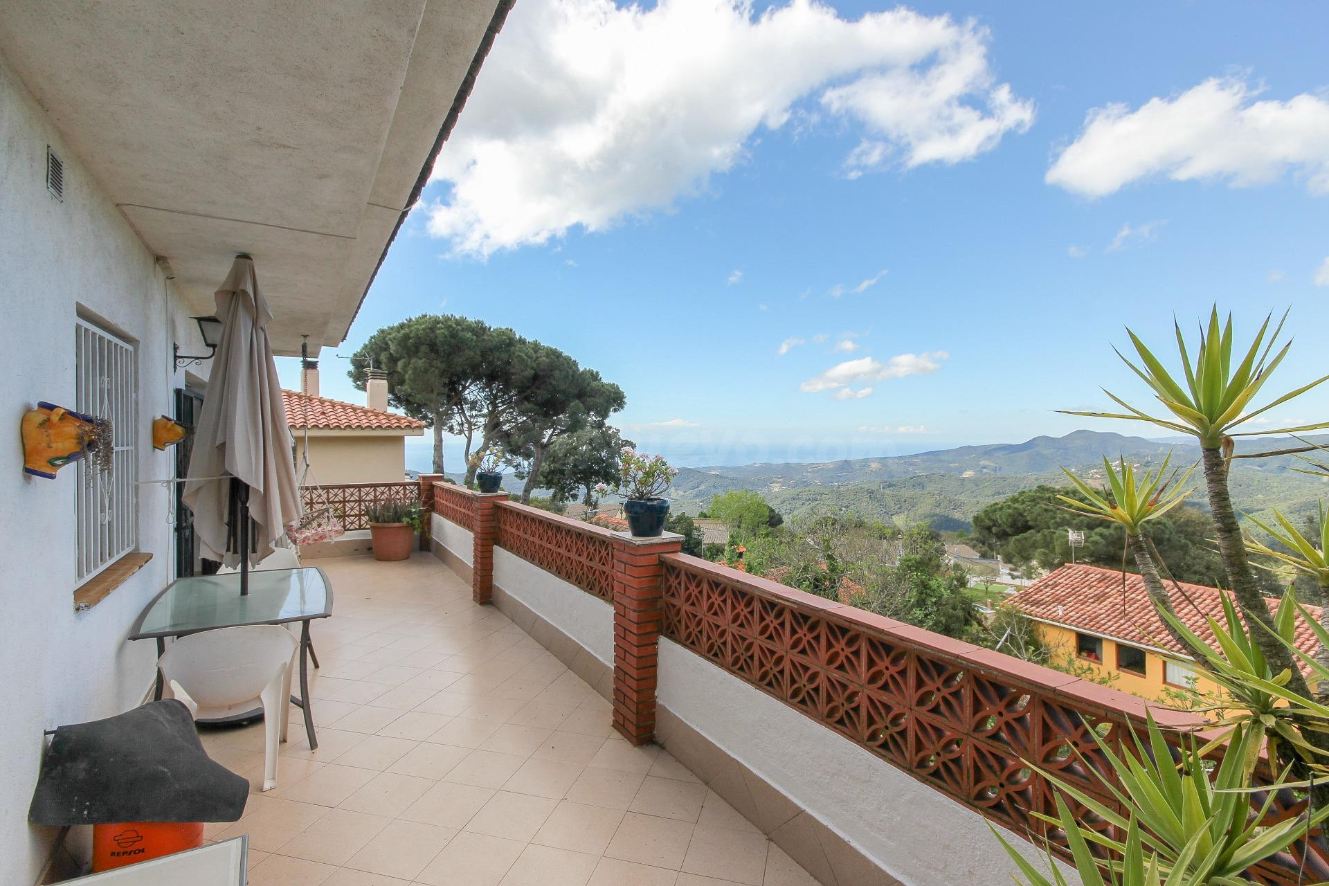Casa con Vistas al Mar, Amplio Jardín con Frutales y Pozo Pr