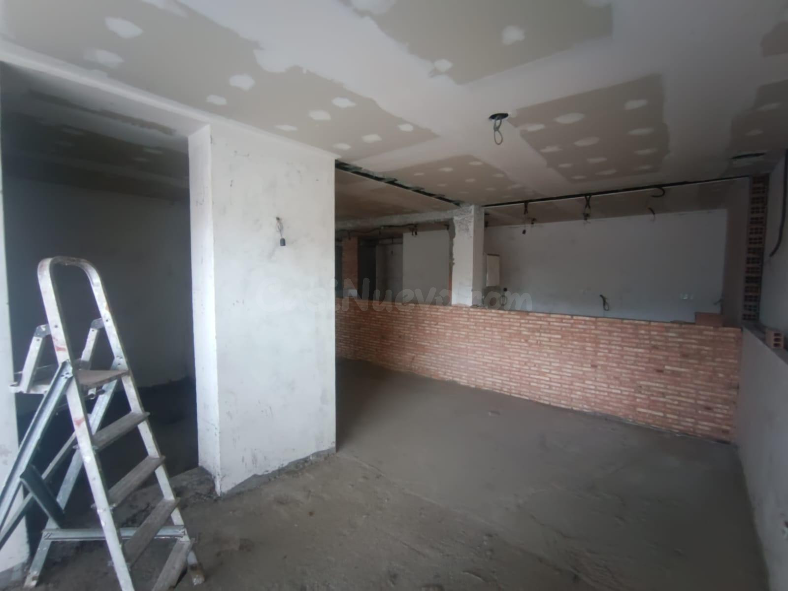 Venta de local comercial en la calle Simón Bolívar en Pontev