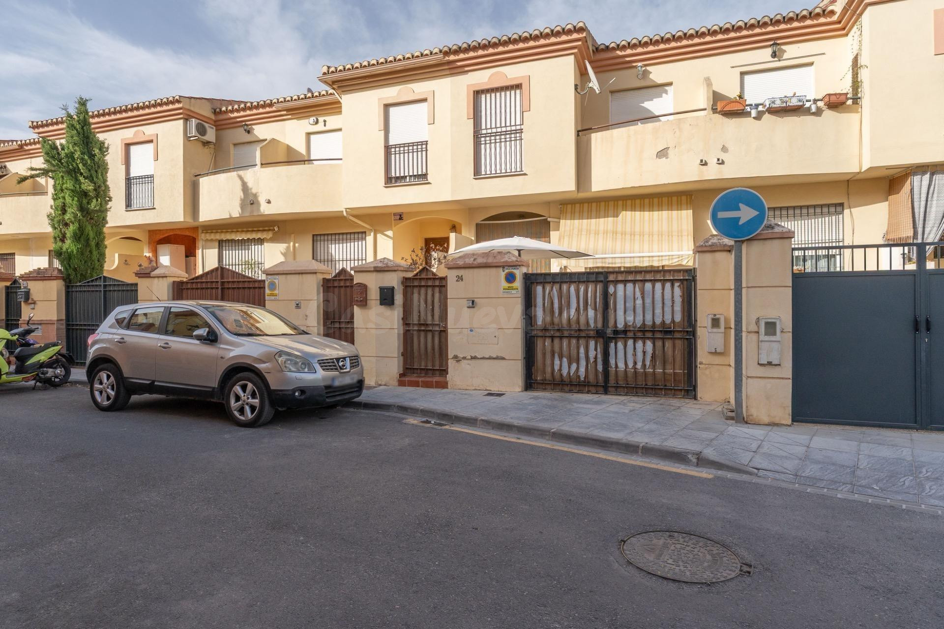 ¡MAGNIFICA CASA UNIFAMILIAR ADOSADA EN LOMALINDA, OGIJARES!