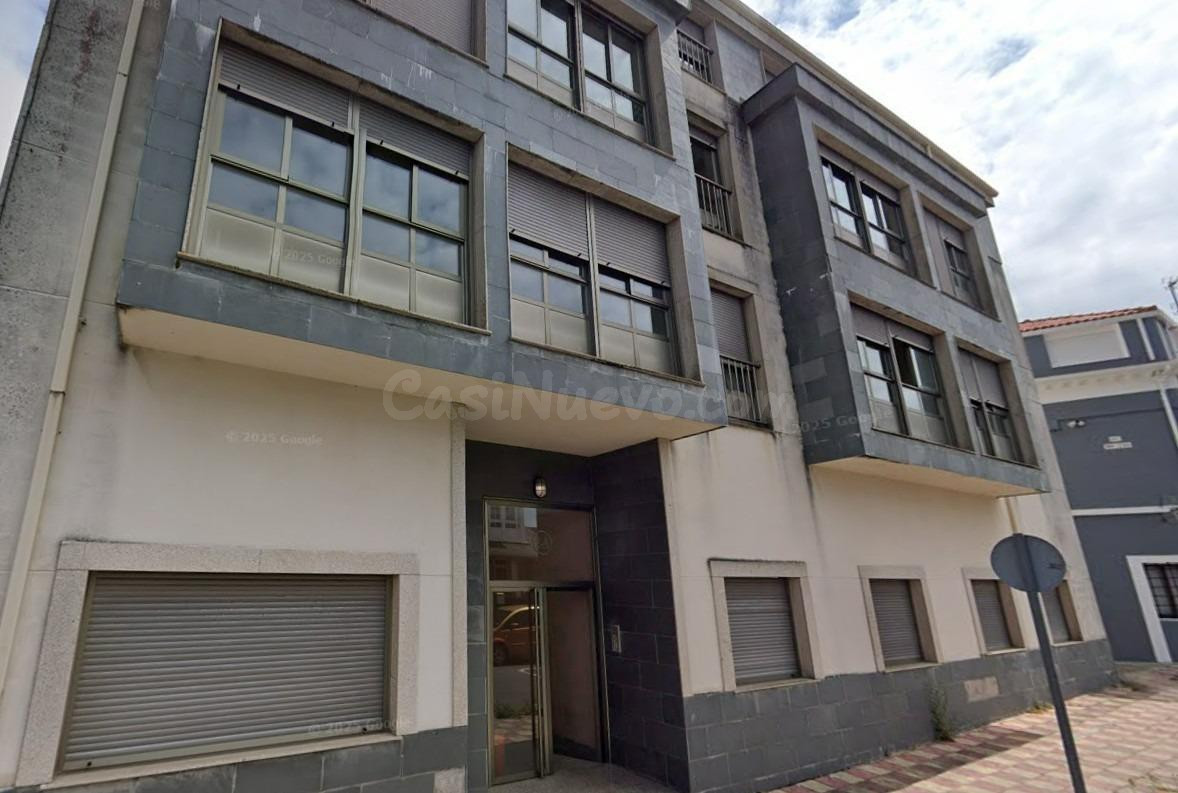 Piso y garaje en venta en Mugardós. Sin posesión, no visitab