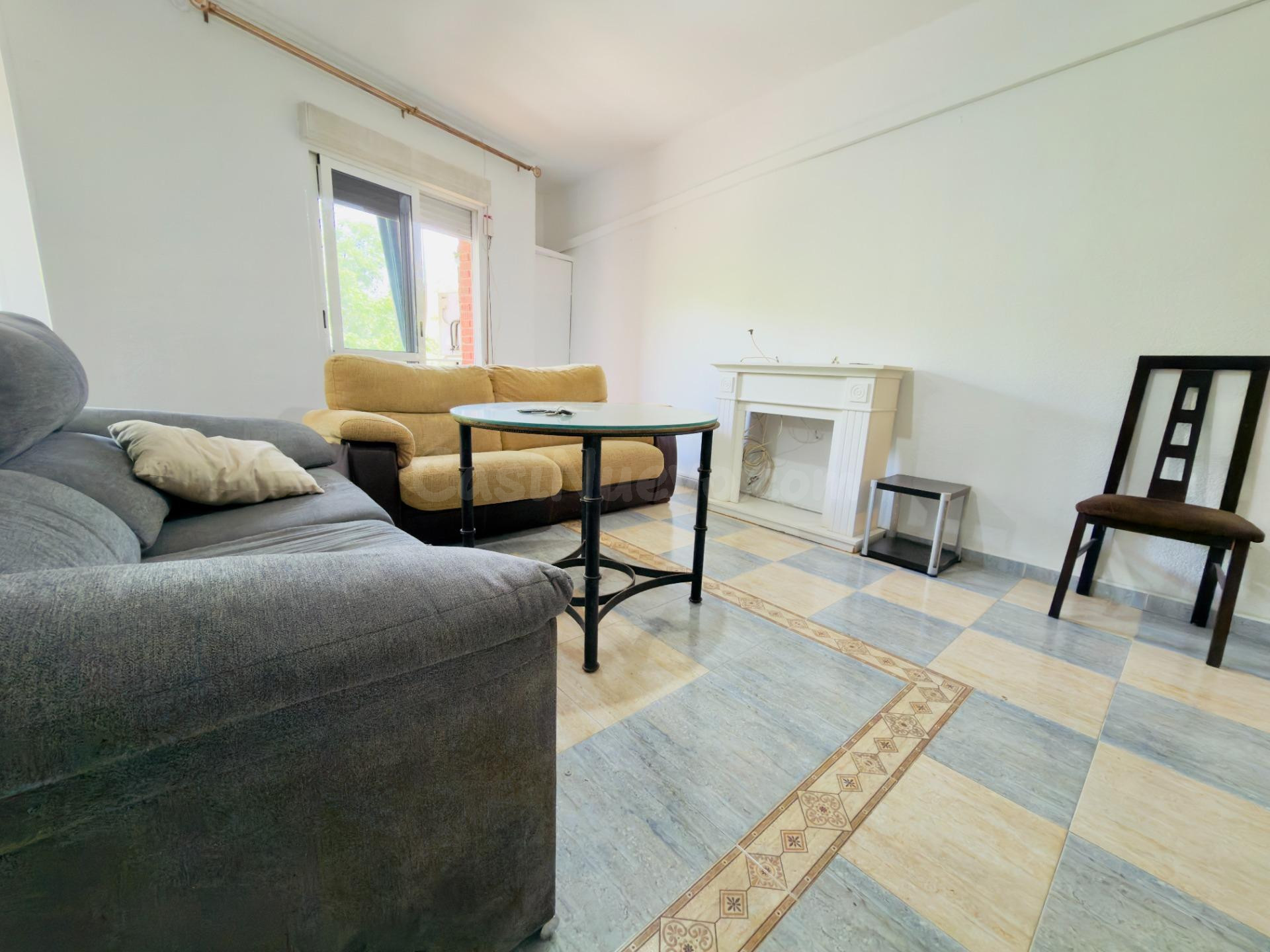 Amplio piso con terraza, 3 dormitorios y posibilidad de 4 en Av. Barcelona – Viñuela – Rescatado