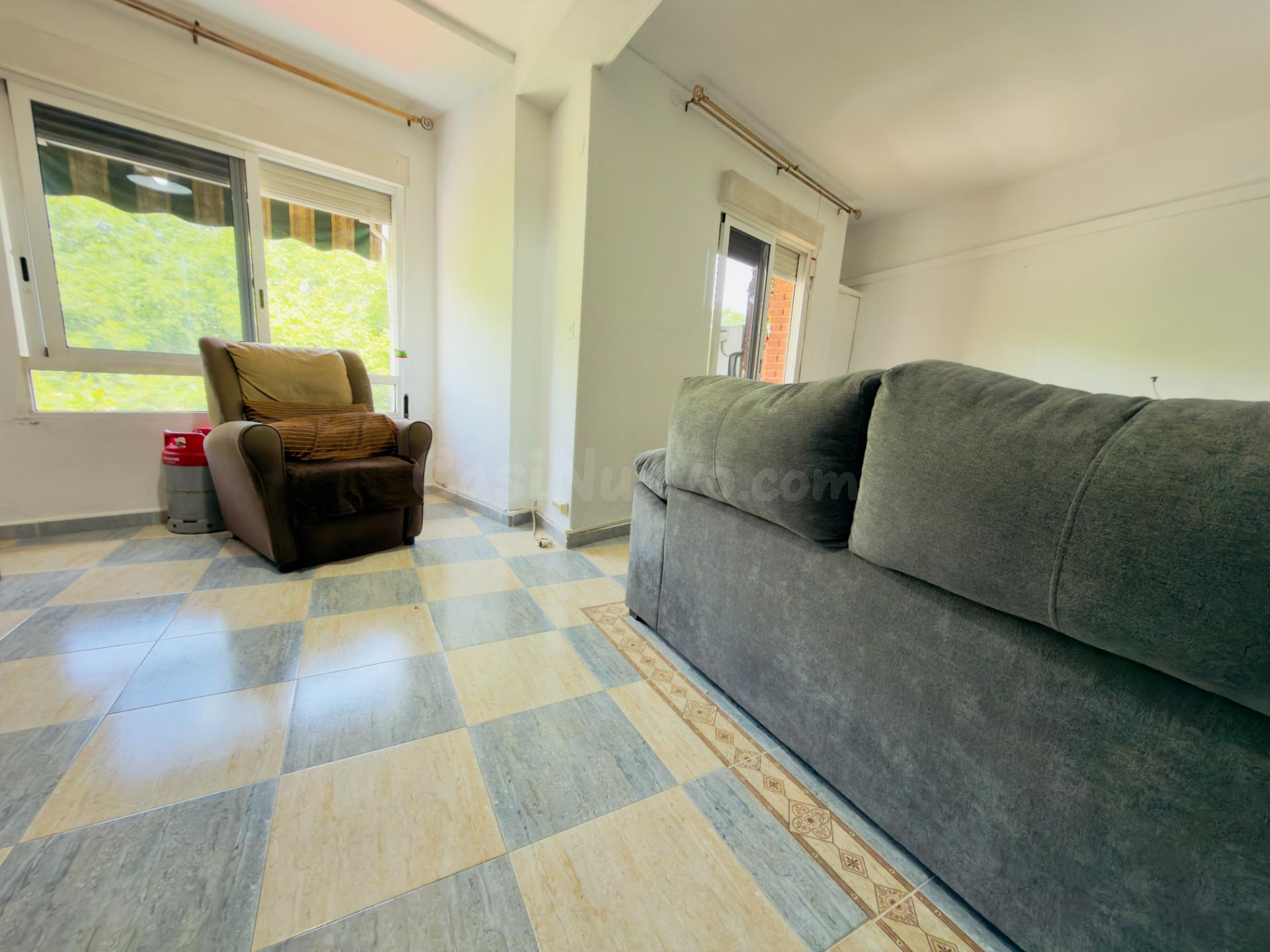 Amplio piso con terraza, 3 dormitorios y posibilidad de 4 en - foto 2