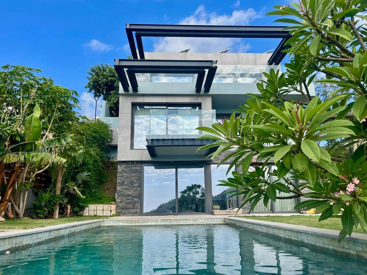 Vendemos una Elegante y Moderna Villa con Impresionantes Vistas al Mar