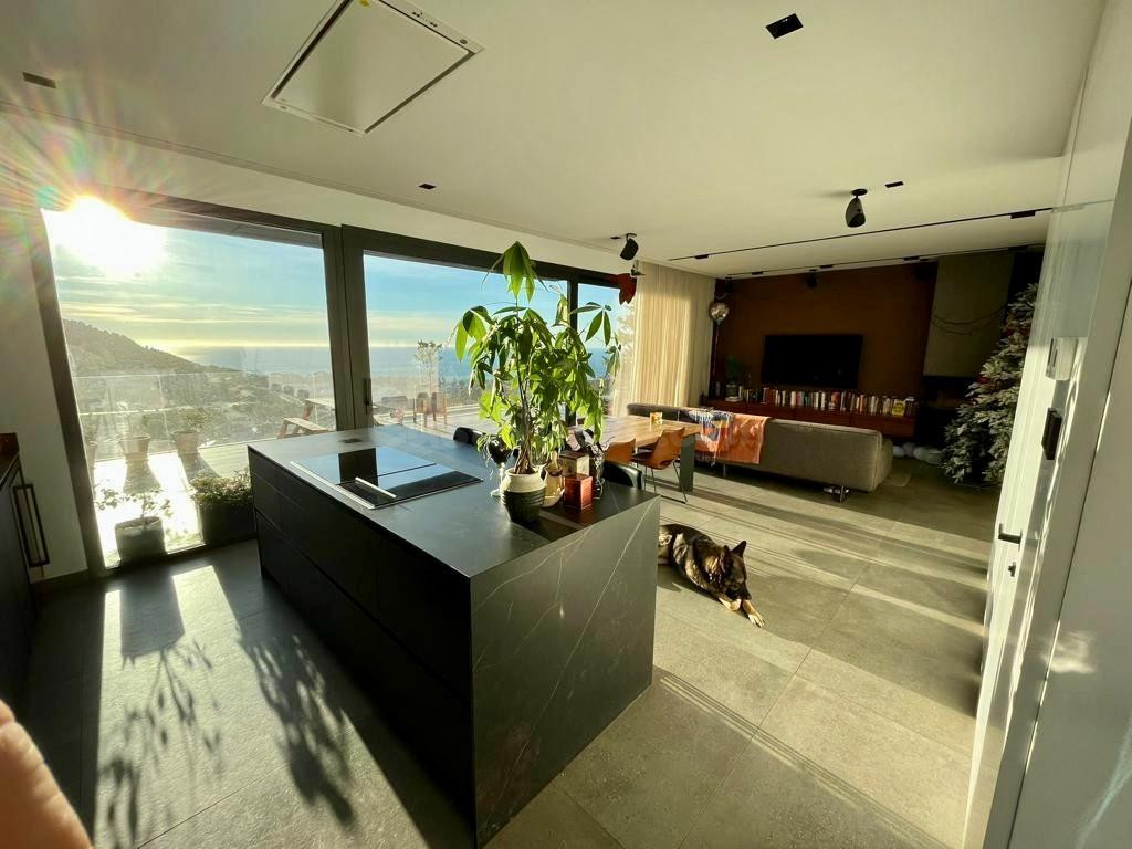 Vendemos una Elegante y Moderna Villa con Impresionantes Vis - foto 2