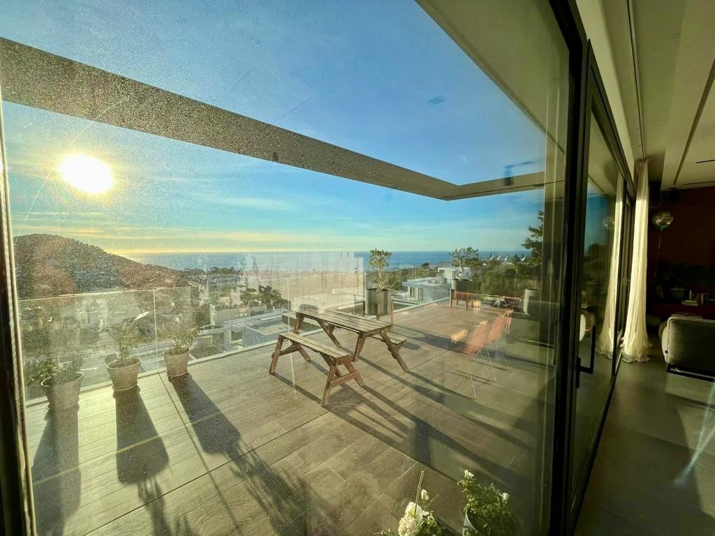 Vendemos una Elegante y Moderna Villa con Impresionantes Vis - foto 3