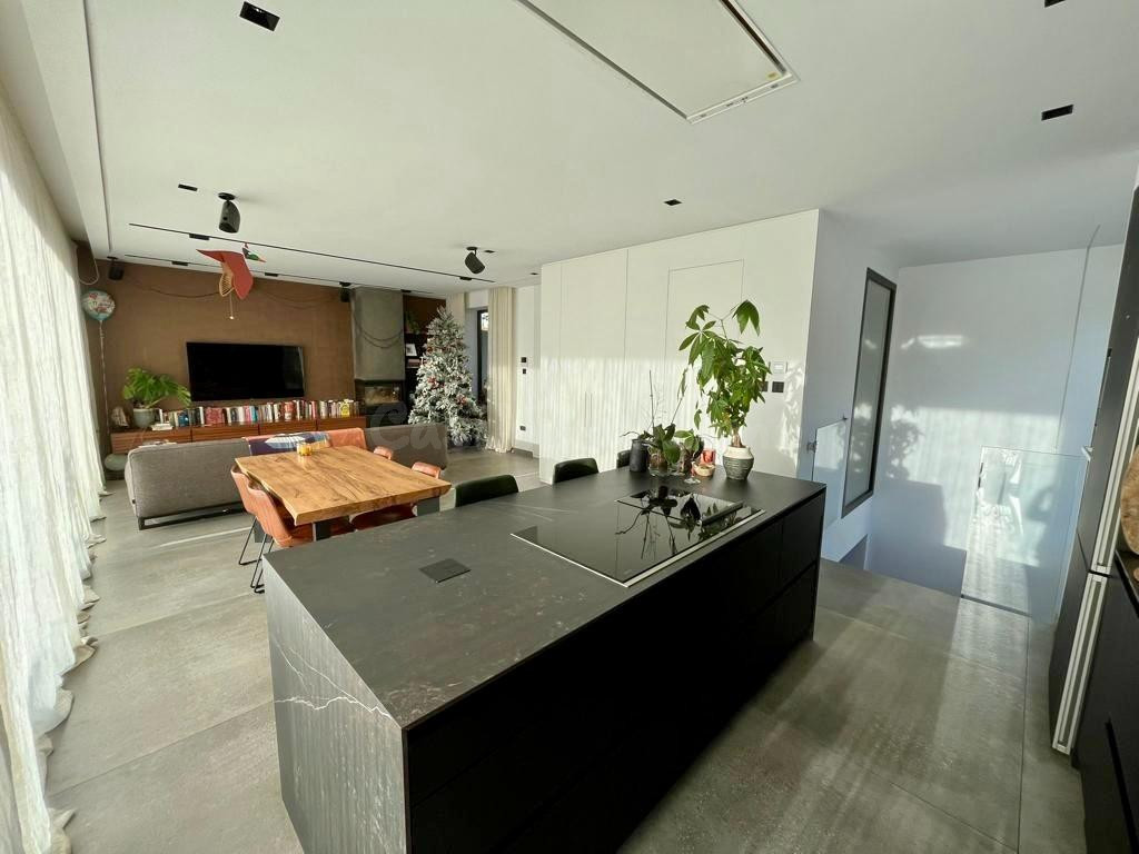 Vendemos una Elegante y Moderna Villa con Impresionantes Vis - foto 4