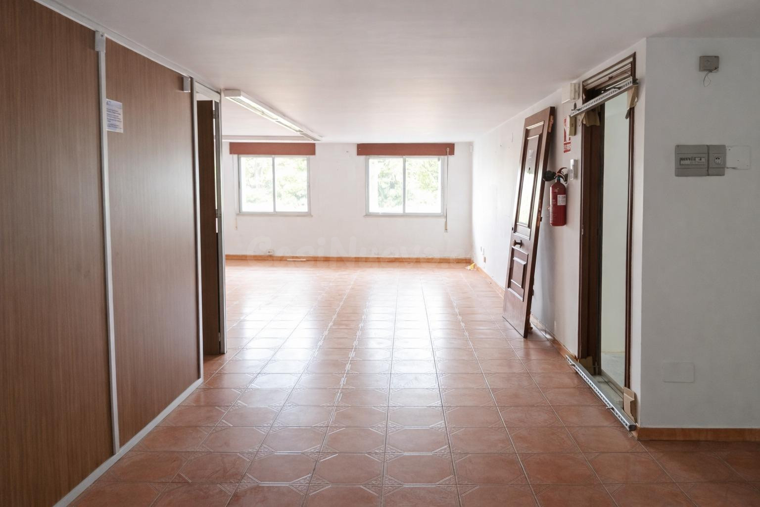 Oportunidad en el centro de Lugo: local comercial en entreplanta con acceso independiente