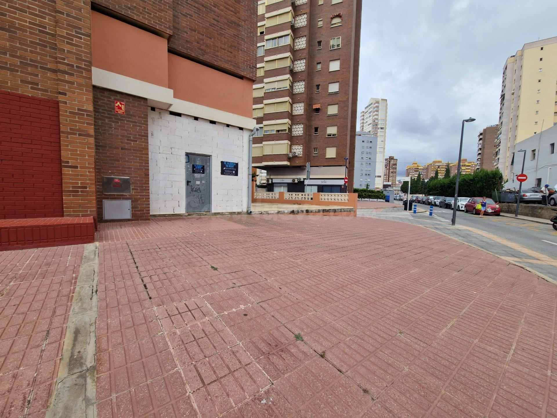 ALQUILER COMERCIAL con terraza (ideal Venta de Autos, Café, Comercio etc)