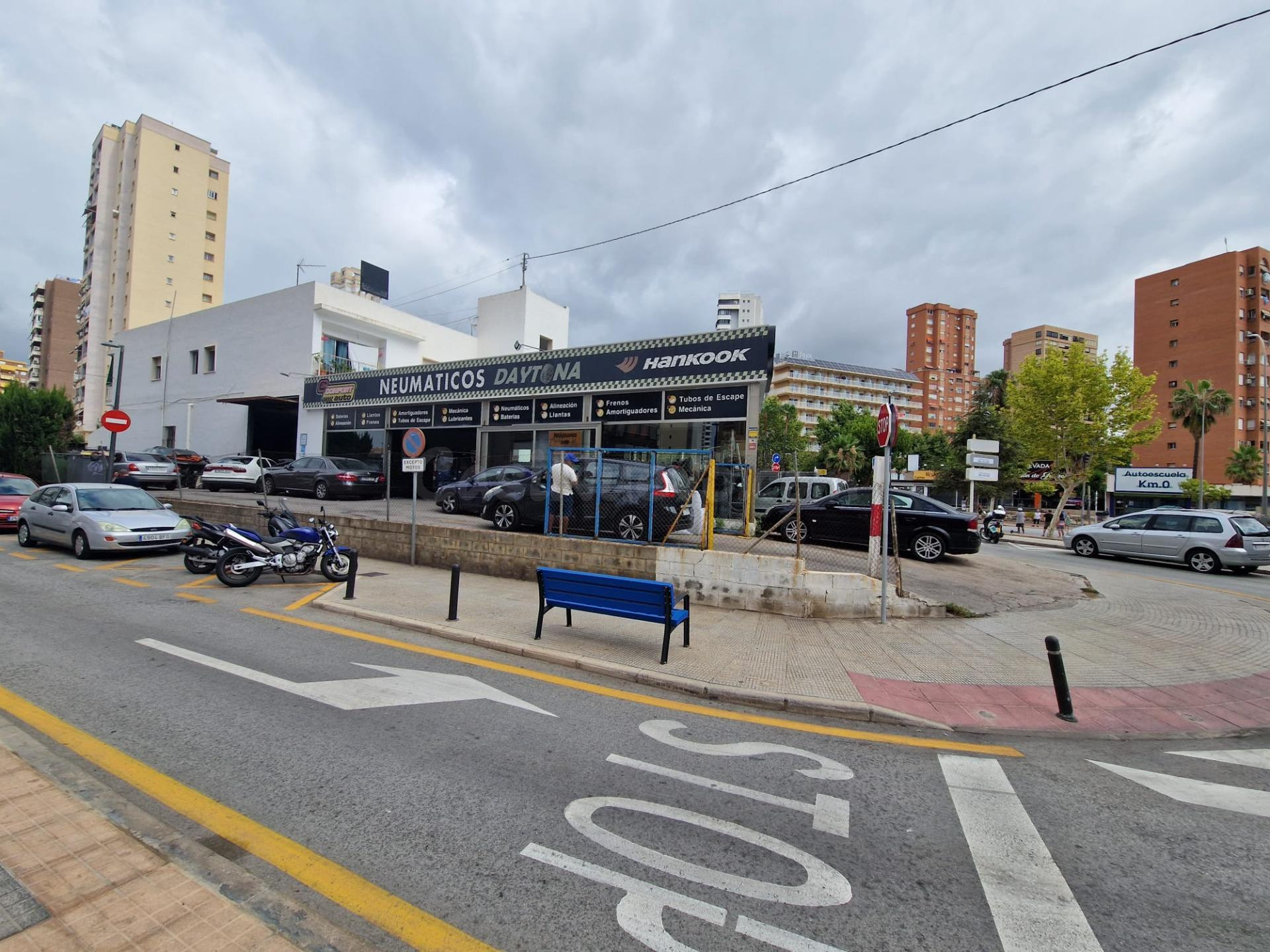 ALQUILER COMERCIAL con terraza (ideal Venta de Autos, Café, Comercio etc) - foto 2