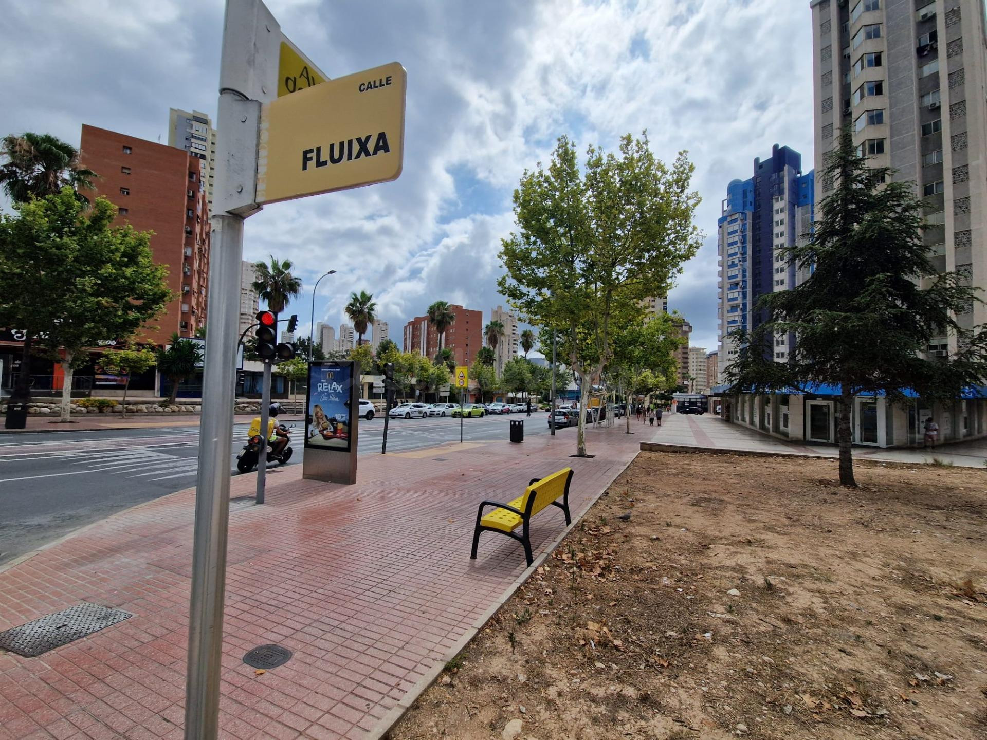 ALQUILER COMERCIAL con terraza (ideal Venta de Autos, Café, Comercio etc) - foto 3