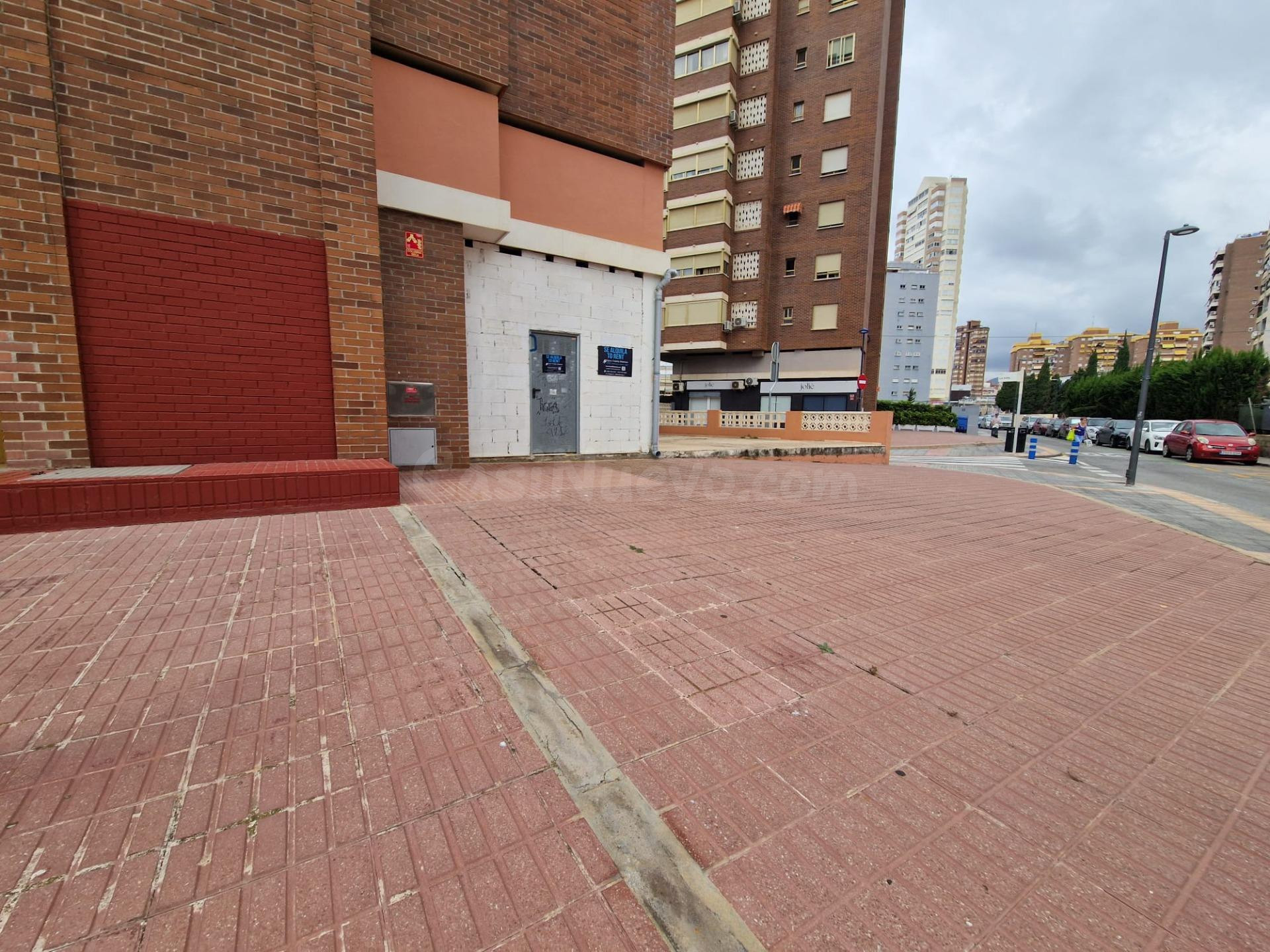 ALQUILER COMERCIAL con terraza (ideal Venta de Autos, Café, Comercio etc) - foto 4