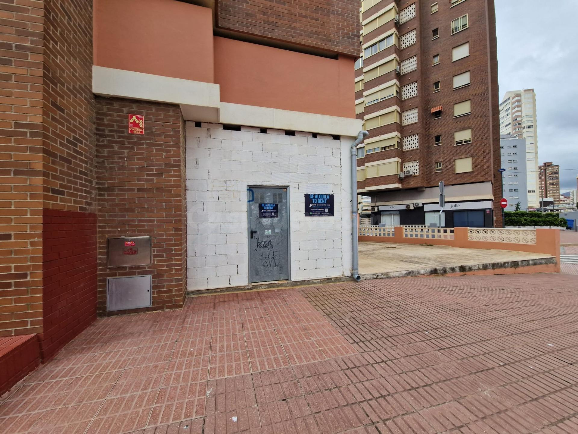ALQUILER COMERCIAL con terraza (ideal Venta de Autos, Café, Comercio etc) - foto 5