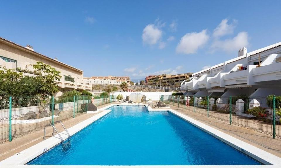 Planta baja con terraza acristalada, barbacoa, piscina y dos plazas de garaje a un paso de la playa