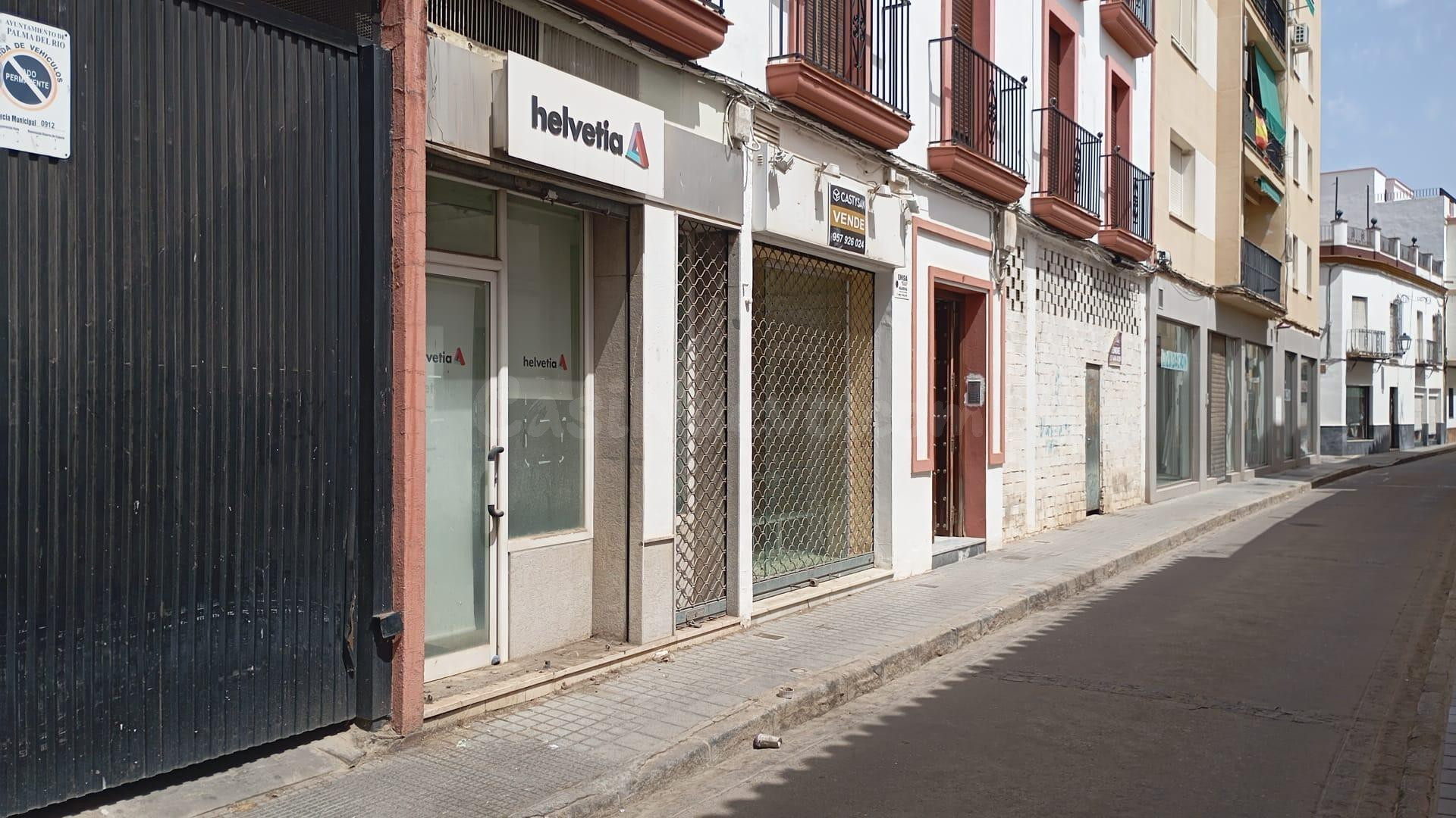 LOCAL COMERCIAL EN PLENO CENTRO, PALMA DEL RIO, CORDOBA.