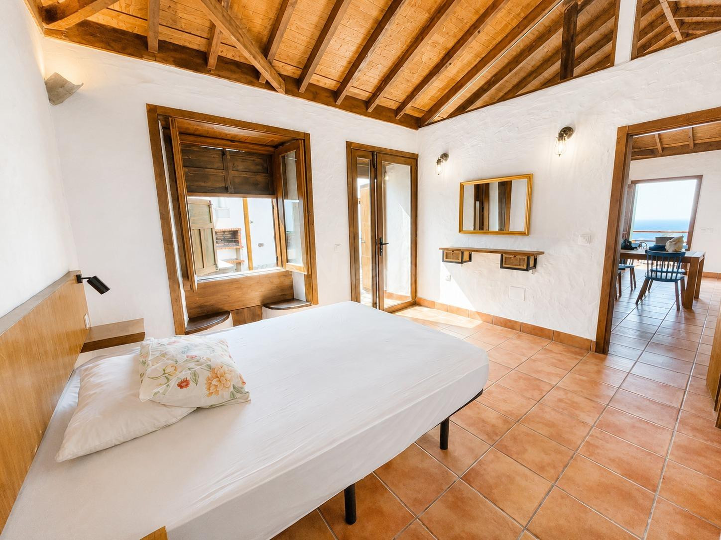 Una joya exclusiva: Casa canaria restaurada con vistas etern - foto 3