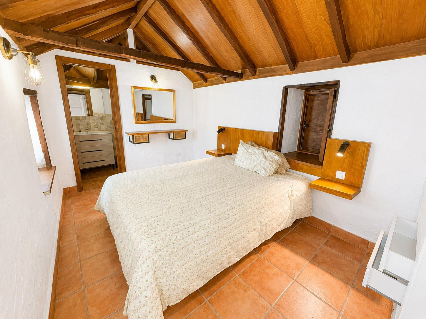 Una joya exclusiva: Casa canaria restaurada con vistas etern - foto 4