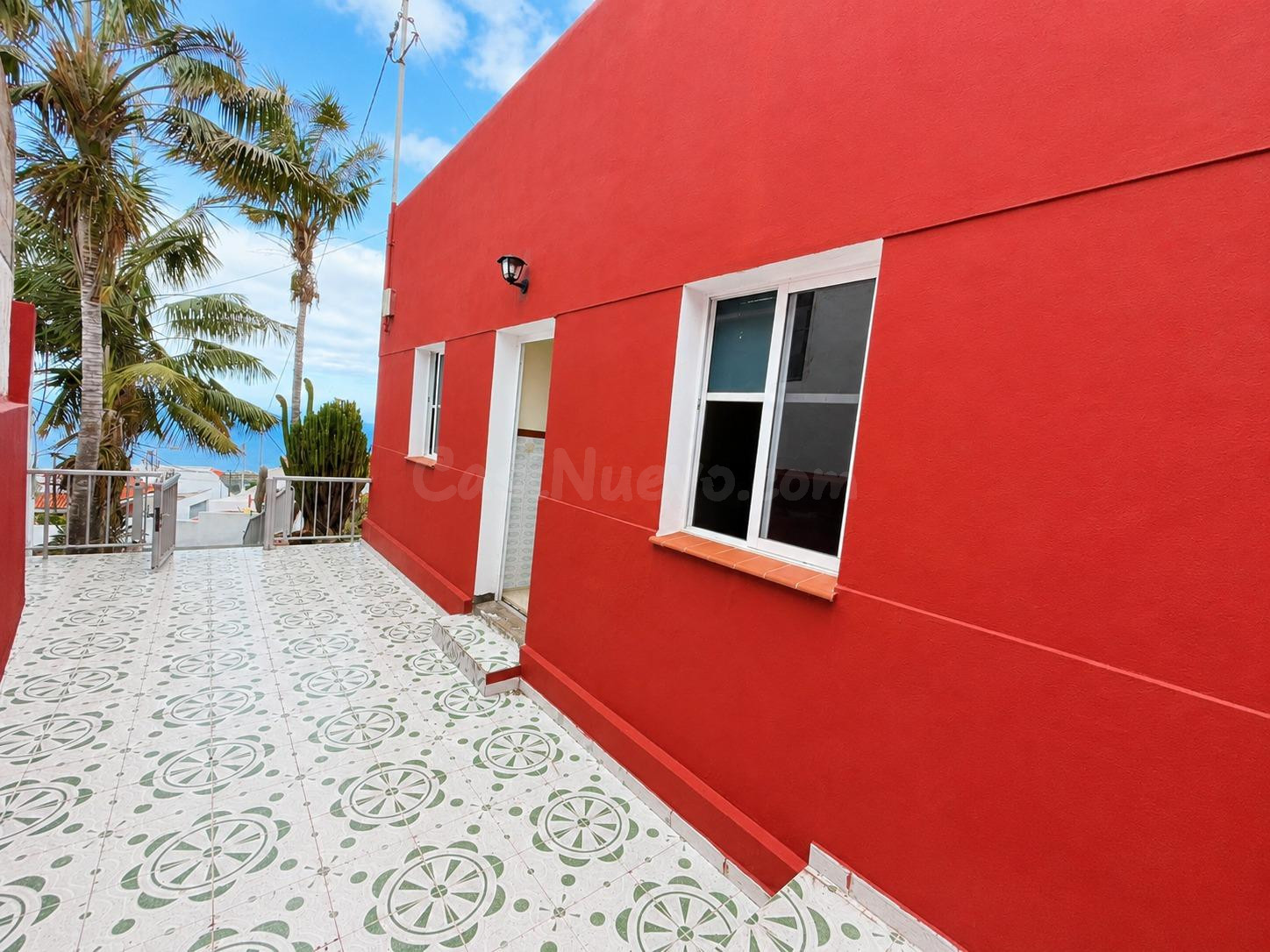Casa terrera con terreno y acceso directo a la autopista en 