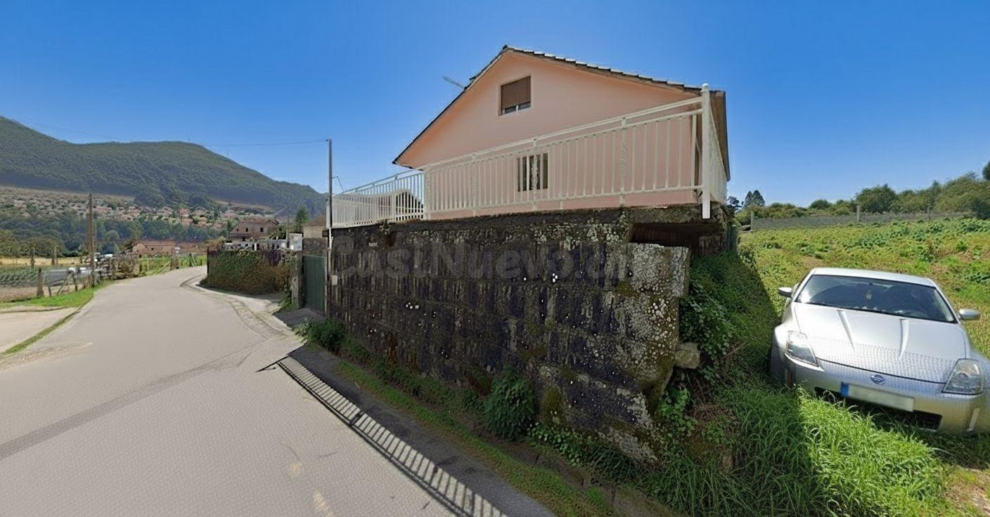 Casa con terreno en Mos SIN POSESION.  No se Puede Visitar.
