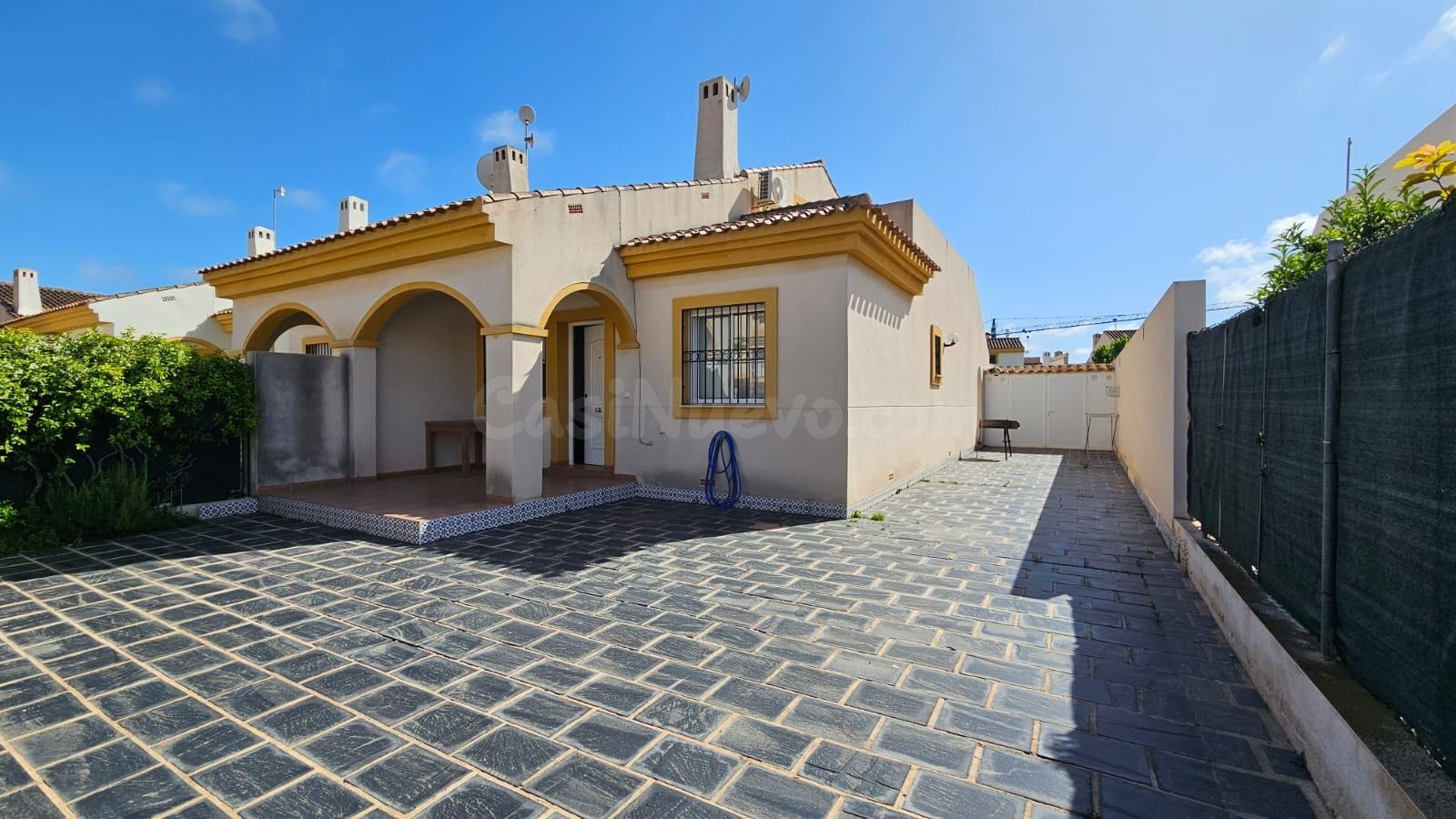 SE VENDE CHALET ADOSADO EN TORRE DE LA HORADADA