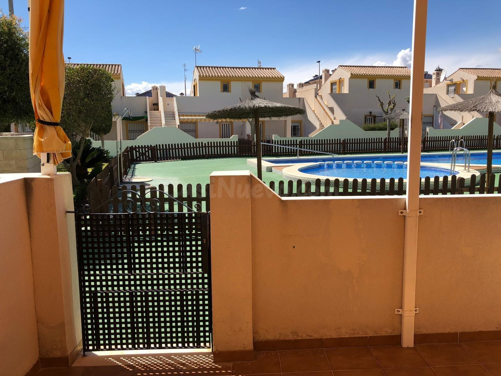 SE VENDE CHALET ADOSADO EN TORRE DE LA HORADADA - foto 2