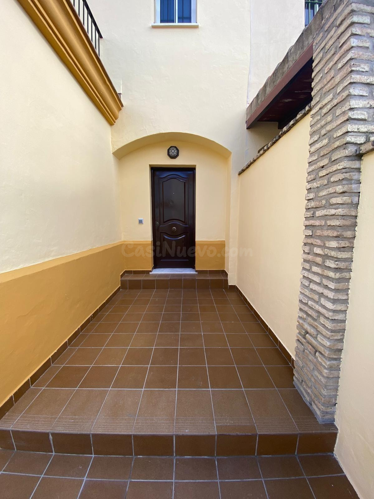 AMPLIO ADOSADO CON PATIO Y APARCAMIENTO!!! - foto 4