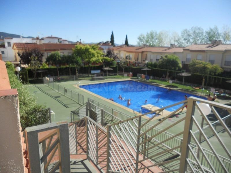 PISO CON TERRAZA Y PISCINA EN GOJAR
