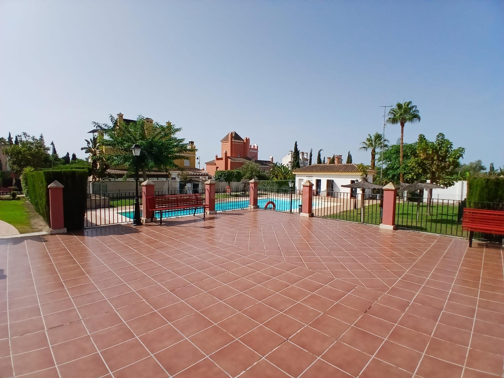 Exclusiva vivienda con terraza en urbanización con piscina d