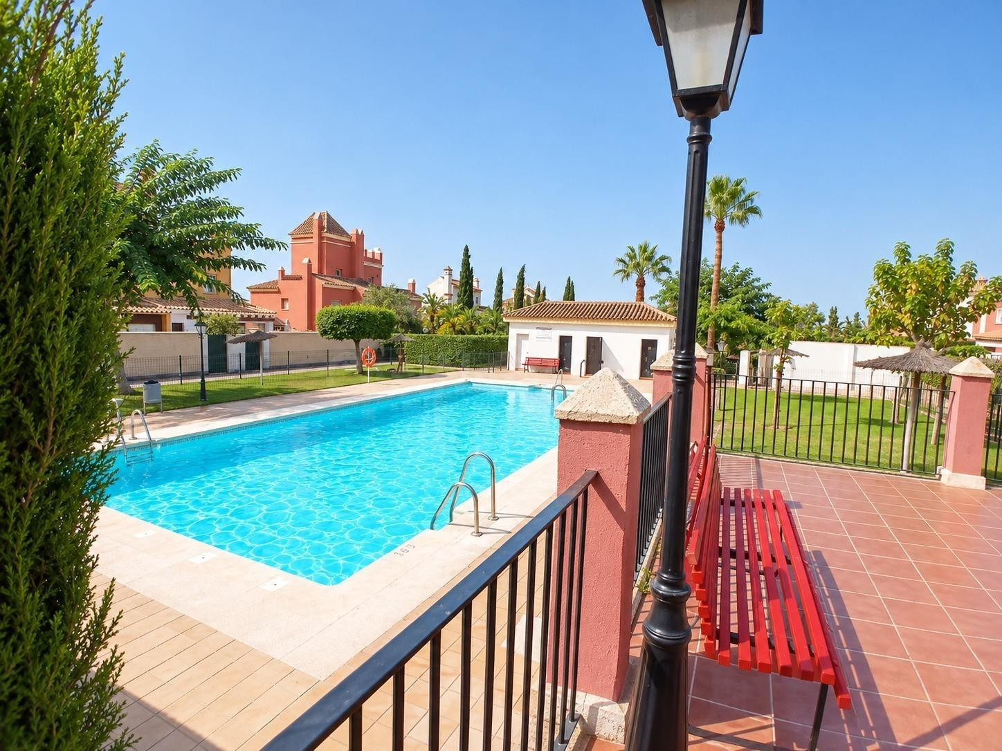 Exclusiva vivienda con terraza en urbanización con piscina d - foto 2