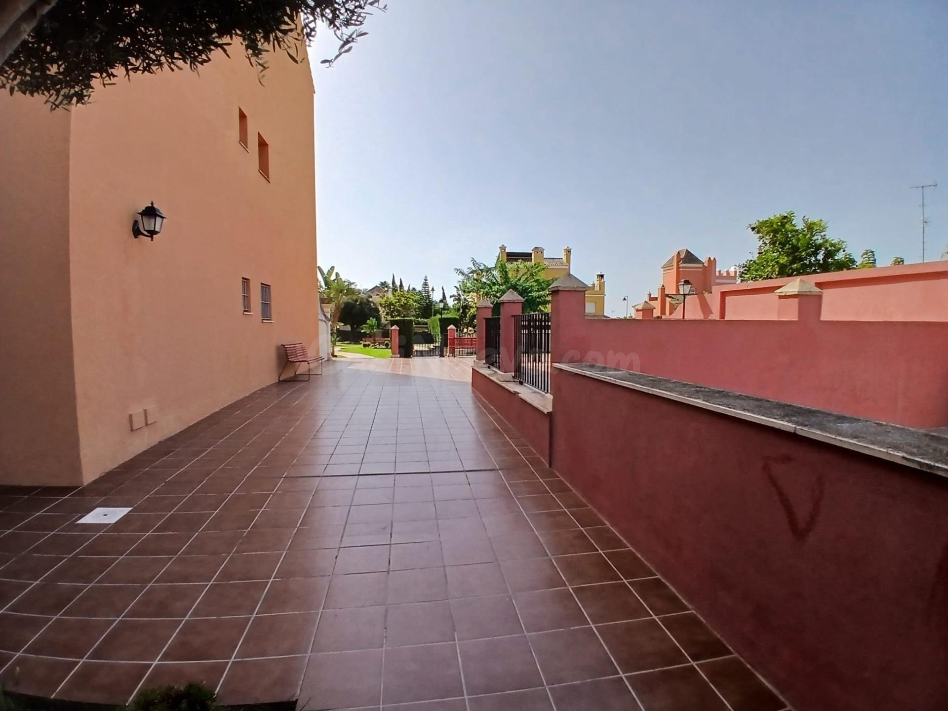 Exclusiva vivienda con terraza en urbanización con piscina d - foto 3