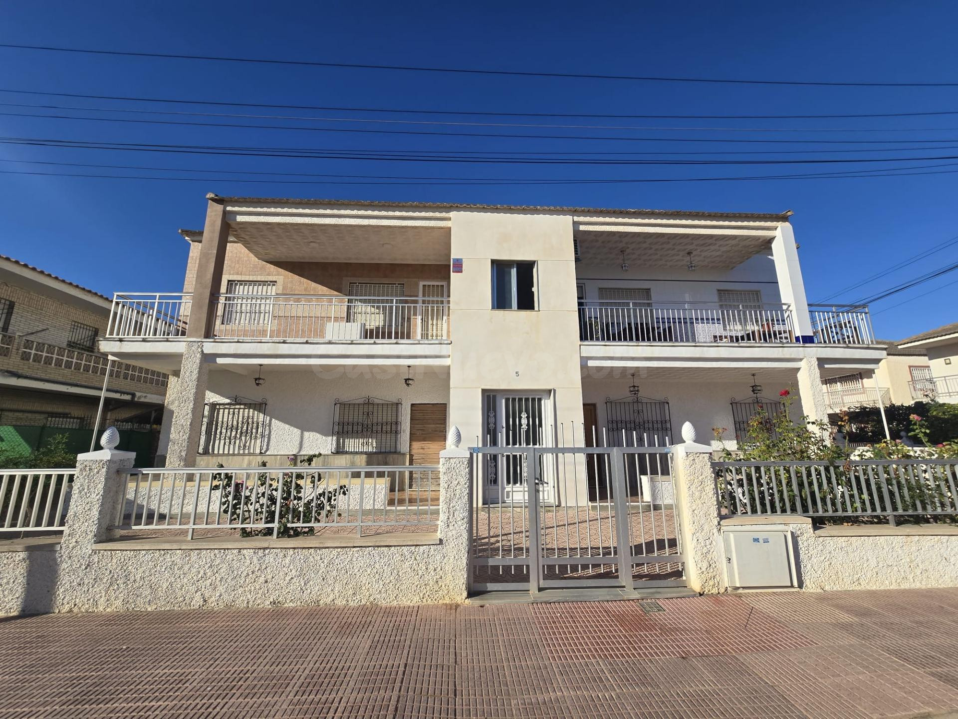 A escasos metros de la playa, amplia y luminosa vivienda con 2 garajes